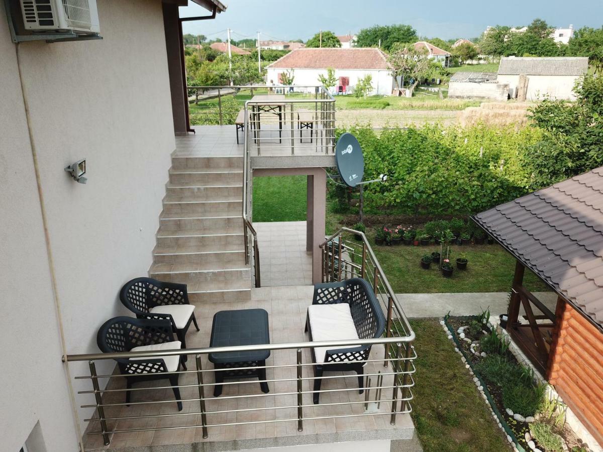 Eko Apartmani Krackovic Golubovci Exterior foto