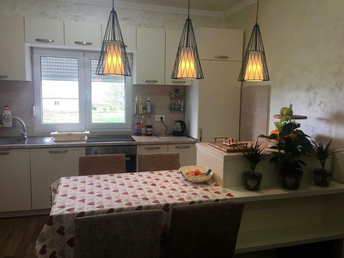 Eko Apartmani Krackovic Golubovci Exterior foto