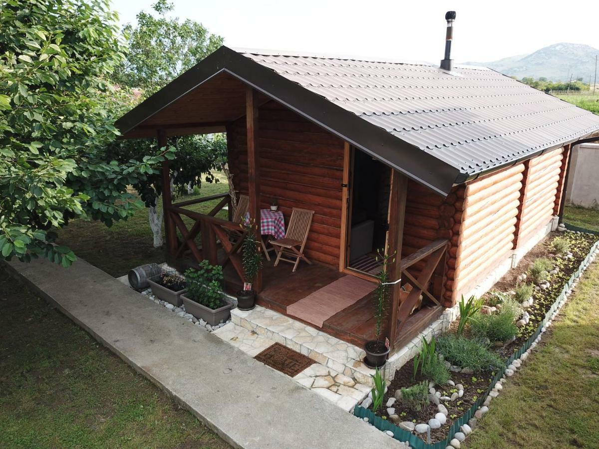 Eko Apartmani Krackovic Golubovci Exterior foto
